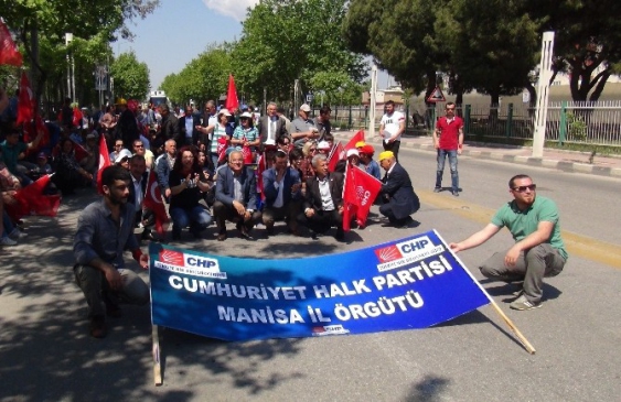 İstanbul'daki Polis Müdahalesine Manisa'dan Oturarak Tepki