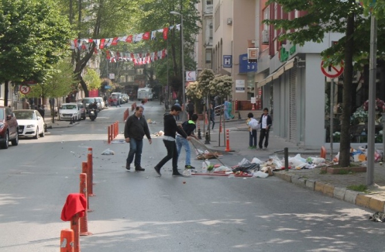 Eylemciler Dağıttı Esnaf Yolları Temizledi