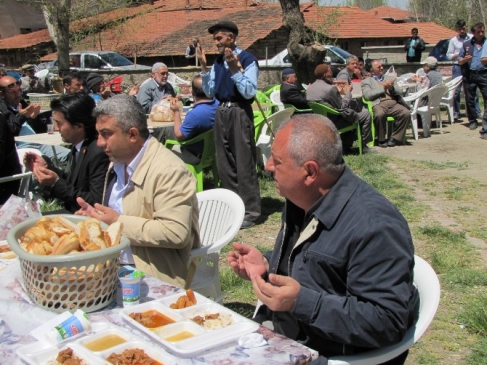 Yukarı Yoncaağaç Köyü'nde Bin 500 Kişiye 'hayır Yemeği'