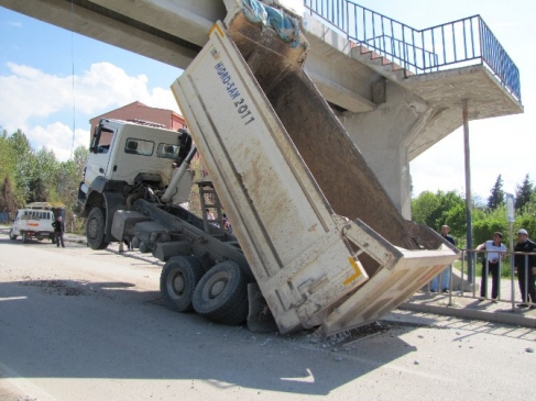 Damper Üst Geçide Takıldı