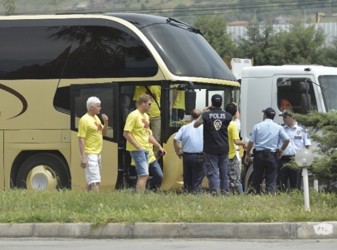 Avrupa'dan Gelen Göztepeli Taraftarlara 'polis' Şakası