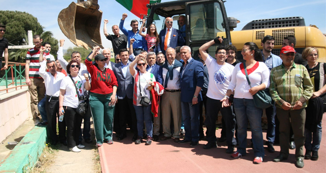 Karşıyaka Stadı’na ilk kazma vuruldu!