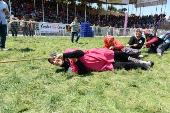 Kumluca'da Kadınlar Erkeklere Taş Çıkarttı