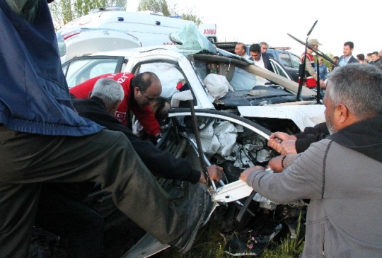 Elazığ'da Trafik Kazası  2 Ölü 4 Yaralı