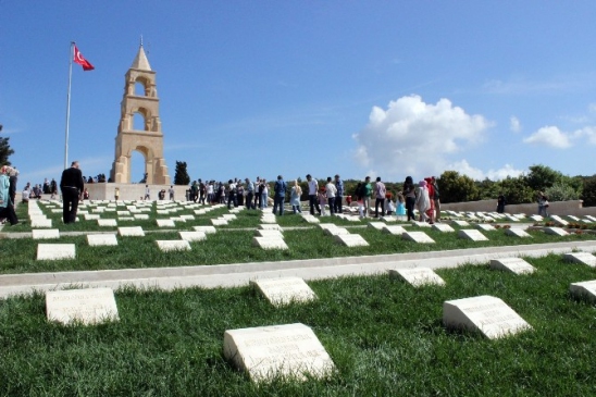 Şehitliklere Ziyaretçi Akını