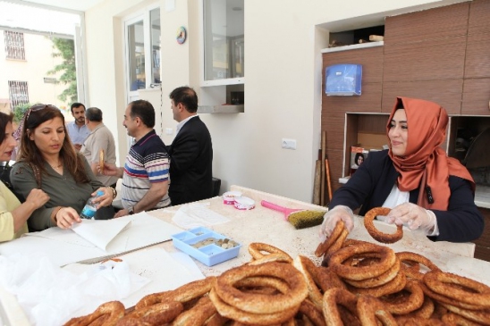 Sena Nur Çelik Esnaf Ziyaretinde Simit Yapıp Dağıttı