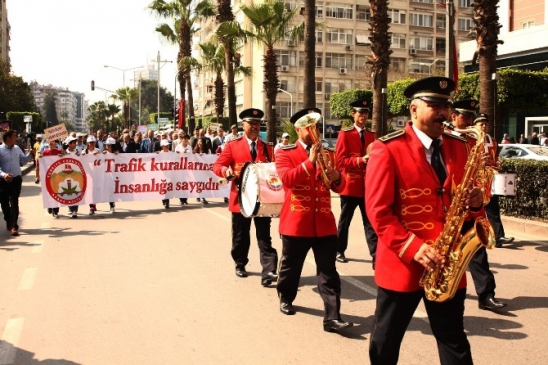 Trafik Kurallarına Dikkat Çekmek İçin Yürüdüler