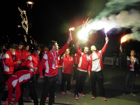 Çanakkalespor'un Şampiyonluk Fişekleri Boğazı Aydınlattı