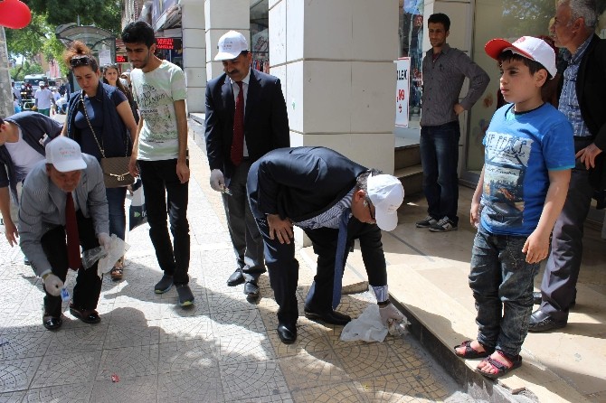 Adıyaman'da Yetkililer Ve Öğrenciler Çöp Topladı