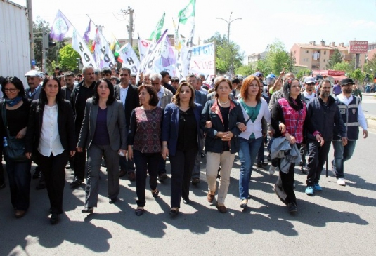 Diyarbakır'da Polis Eylemcilerle Birlikte Yürüdü