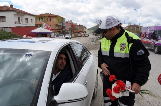 Yozgat'ta Trafik Polisleri Sürücülere Karanfil Dağıttı