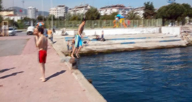 İstanbul’da deniz sezonunu öğrenciler açtı!