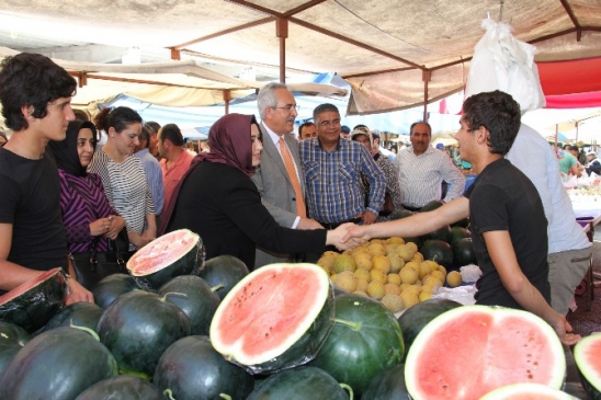 AK Parti Adayları Pazar Esnafını Ziyaret Etti