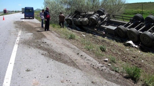 Sebze Yüklü Tir Şarampole Devrildi 1 Yaralı