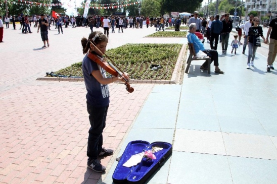 Harçlığını Biriktirerek Aldığı Kemanla Şimdi De Harçlığını Kazanıyor