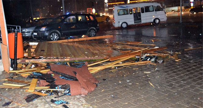 Fırtınada uçan çatı üzerine düştü!