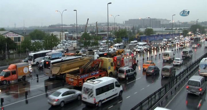 Kontrolünü kaybeden TIR metrobüs yoluna girdi!