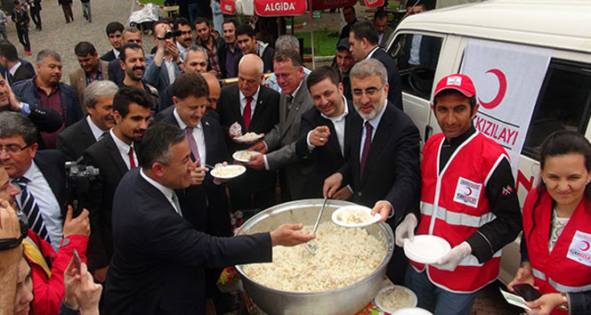 Taner Yıldız, cuma namazı çıkışı vatandaşlara pilav ikram etti!