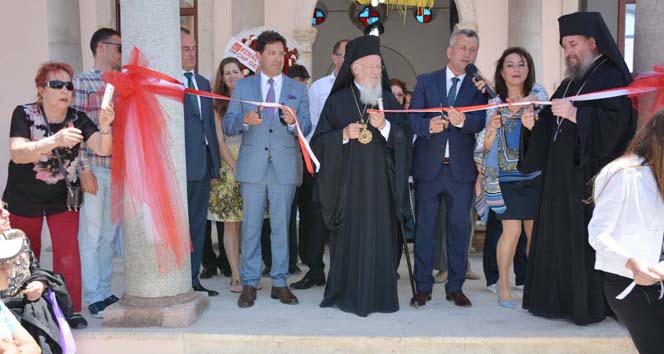 Ezan sesi eşliğinde kilise açılışı!