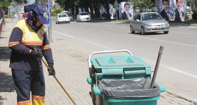 Bu defa çocukları için sokakları temizledi!