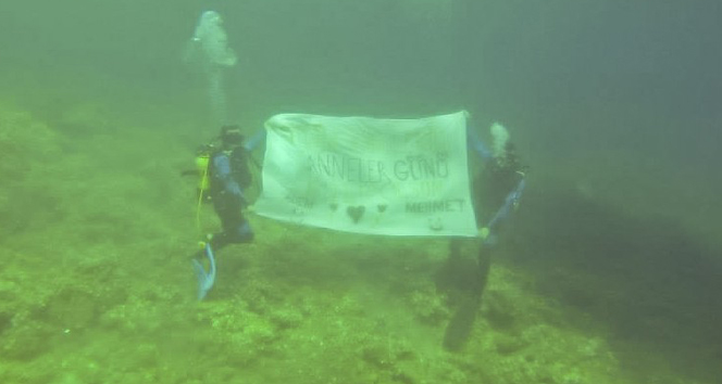 Polis adayları Anneler Gününü su altında kutladı!