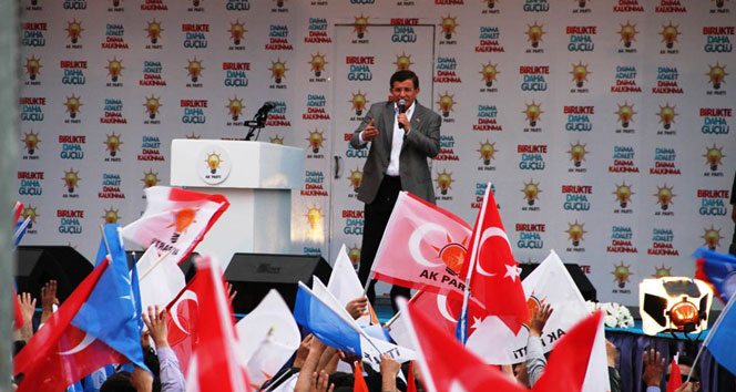 Davutoğlu'na Anneler Günü sürprizi!