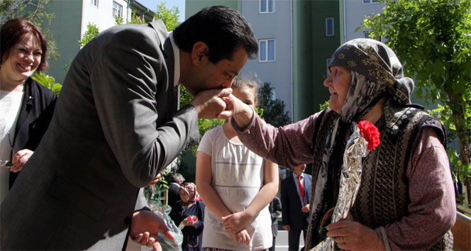 Zırhlıoğlu annelerin elini öpüp duasını aldı!