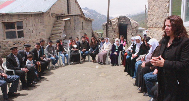 HDP Milletvekili Adayı Selma Irmakköylülerle yer sofrasında!