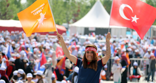 AK Partililer miting alanına gelmeye başladı!