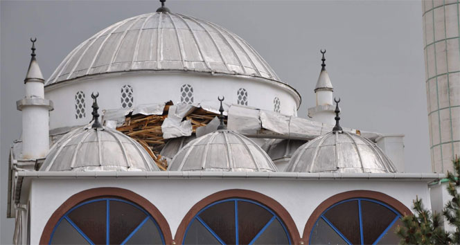 Şiddetli rüzgar minareyi uçurdu!