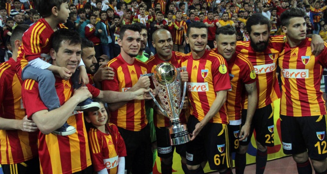 Kayserispor kupasını kaldırdı!