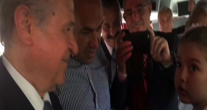 Devlet Bahçeli ve minik kızın gülümseten diyaloğu!