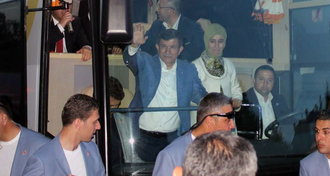 Davutoğlu namaz kılıp, Ahi Evran Külliyesi’nde dua etti!