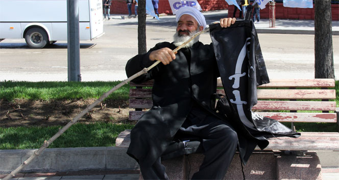 19 Mayıs töreninde sarıklı cübbeli protesto!