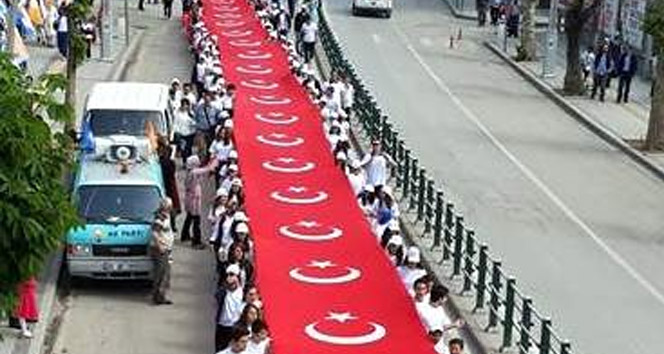 60 metre uzunluğundaki Türk bayrağı ile yürüdüler!