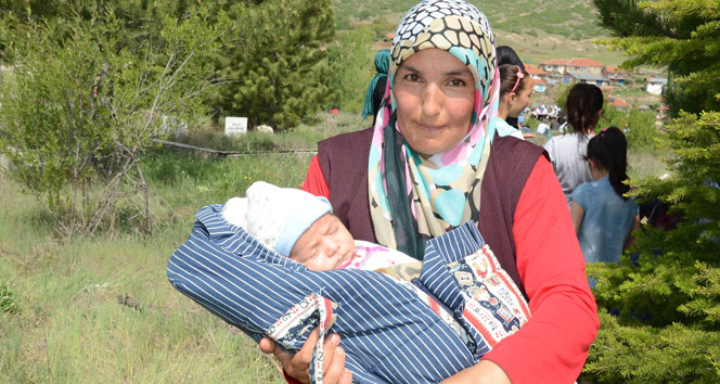 Yağmur duasına 32 günlük bebeğiyle katıldı!