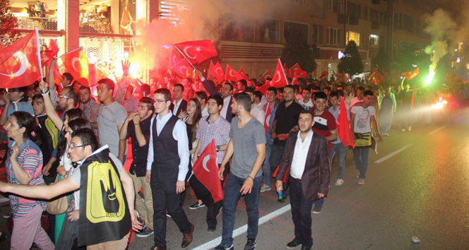 Bakan Müezzinoğlu, meşaleli gençlik yürüyüşüne katıldı!