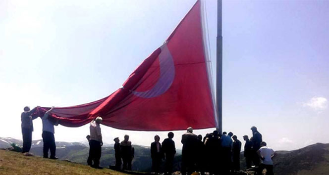 Şehit Savcı Kiraz için 54 metrekarelik Türk bayrağı!