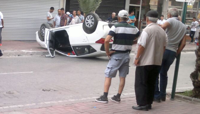 Tarsus'ta Bir Araç Şehir İçinde Takla Attı