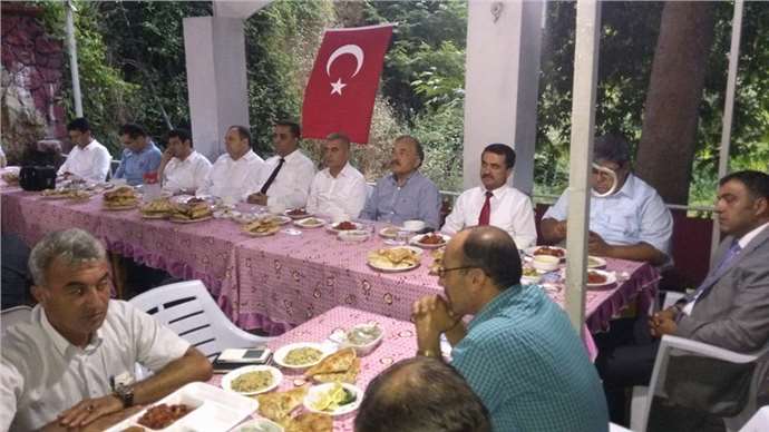 Tarsus'ta Muhtarlardan iftar yemeği