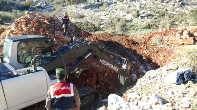 Kepçeyle Kaçak Kazı Yaparken Yakalandılar