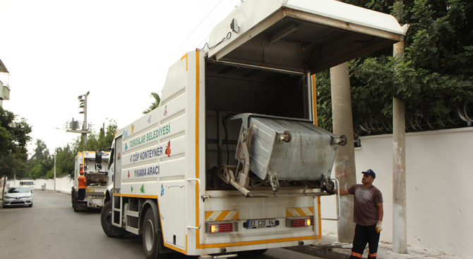 Toroslar'da Çöp Konteynırları Yıkanıyor