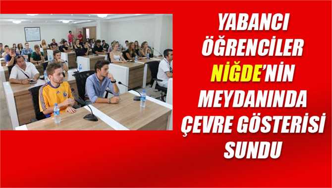 Yabancı öğrenciler Niğde'nin meydanında çevre gösterisi sundu