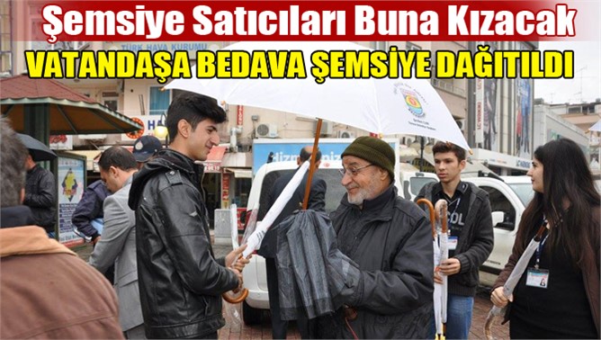 Mersin'de Vatandaşlara Bedava Şemsiye Dağıttı