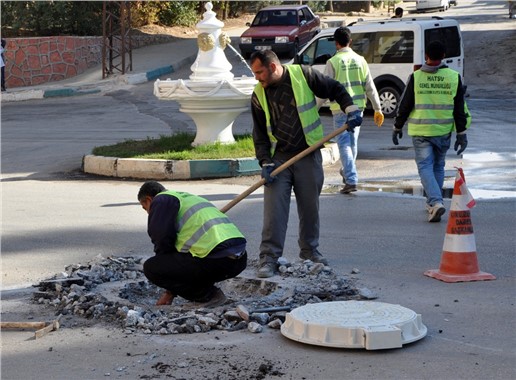 Kırıkhan’da kanalizasyon bacaları yol seviyesine getiriliyor