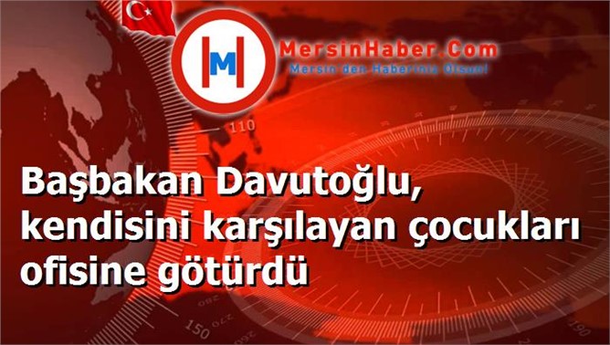 Başbakan Davutoğlu, kendisini karşılayan çocukları ofisine götürdü