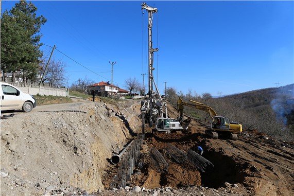 Kanlıçay'da heyelana karşı kazık çakılarak önlem alınıyor