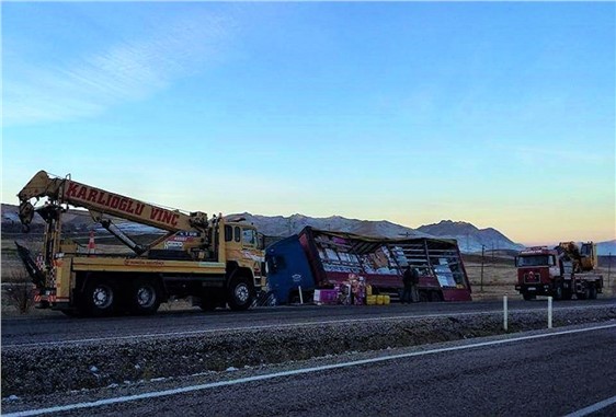 Kırşehir'de trafik kazası Kargo TIR'ı devrildi