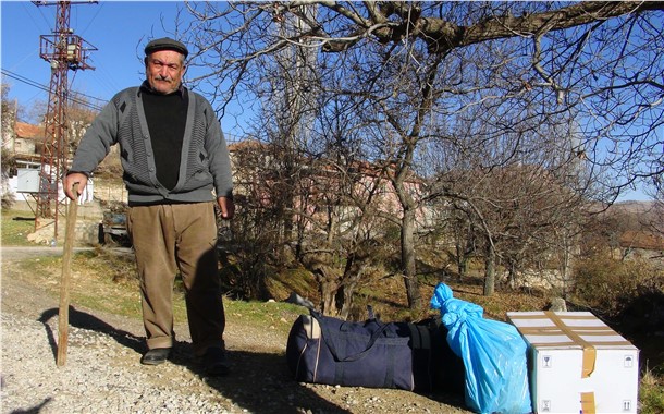 Deprem korkusuyla göçen yaşlı adam evini terkederken ağladı