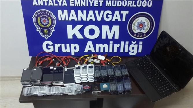 Polis Manavgat'ta bir iş yerinde 71 kaçak cep telefonu ele geçirdi